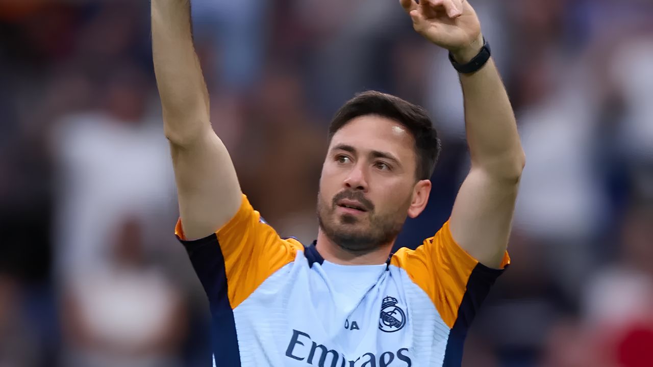 Davide Ancelotti, ex-auxiliar do pai, começa trajetória como técnico no Botafogo