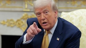 Trump impõe tarifa de 50% a produtos brasileiros e acusa Brasil de ameaças
