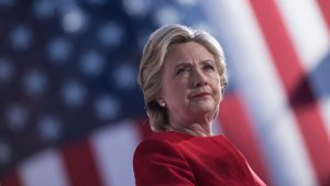 Hillary Clinton critica tarifa de Trump e acusa favorecimento a Bolsonaro