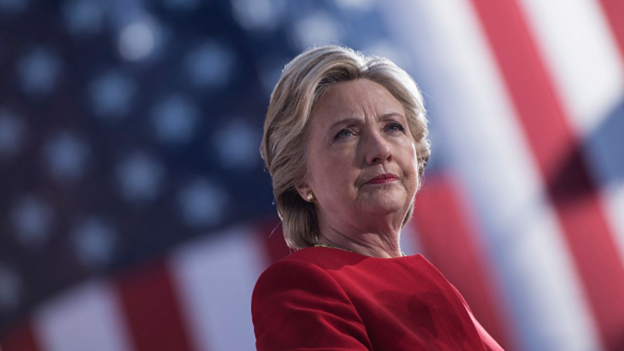 Hillary Clinton durante um comício na Universidade de Pittsburgh | Reprodução/Brendan Smialowski/Getty Images Embed