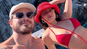 Juliette posa com noivo em calorosas fotos curtindo verão europeu