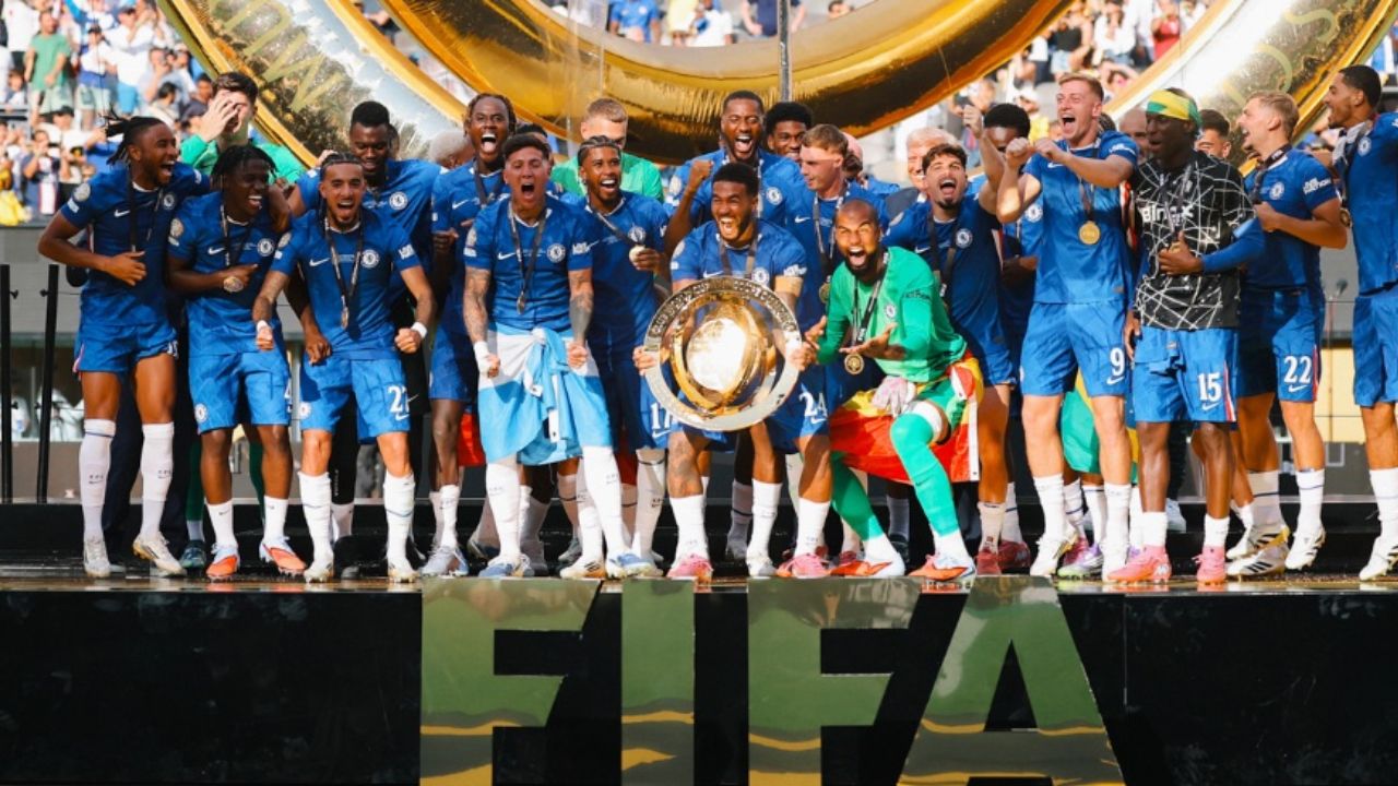 Chelsea ergue o troféu da Copa do Mundo de Clubes de 2025 | Foto: Reprodução/X/@ChelseaFC