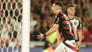 Flamengo vence o Galo e assume a liderança do Brasileirão 2025