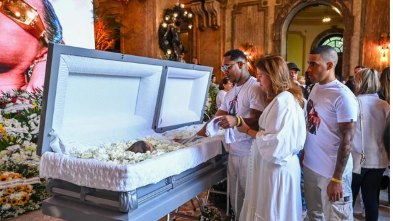 Famosos se vestem de branco no adeus a Preta Gil