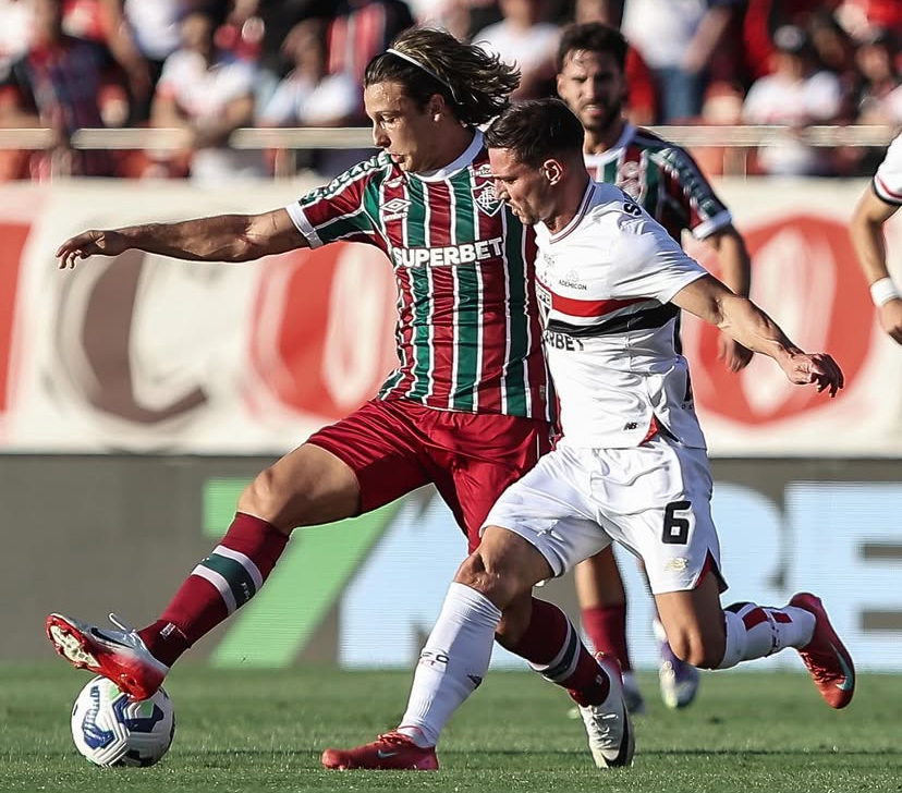 Lance da partida entre Fluminense e São Paulo no Morumbi, válida pelo Campeonato Brasileiro, com jogadores disputando a bola em campo