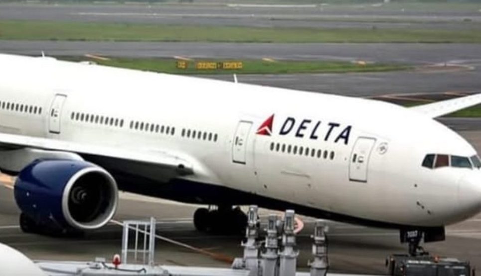 Avião da Delta Airlines estacionado em aeroporto.
