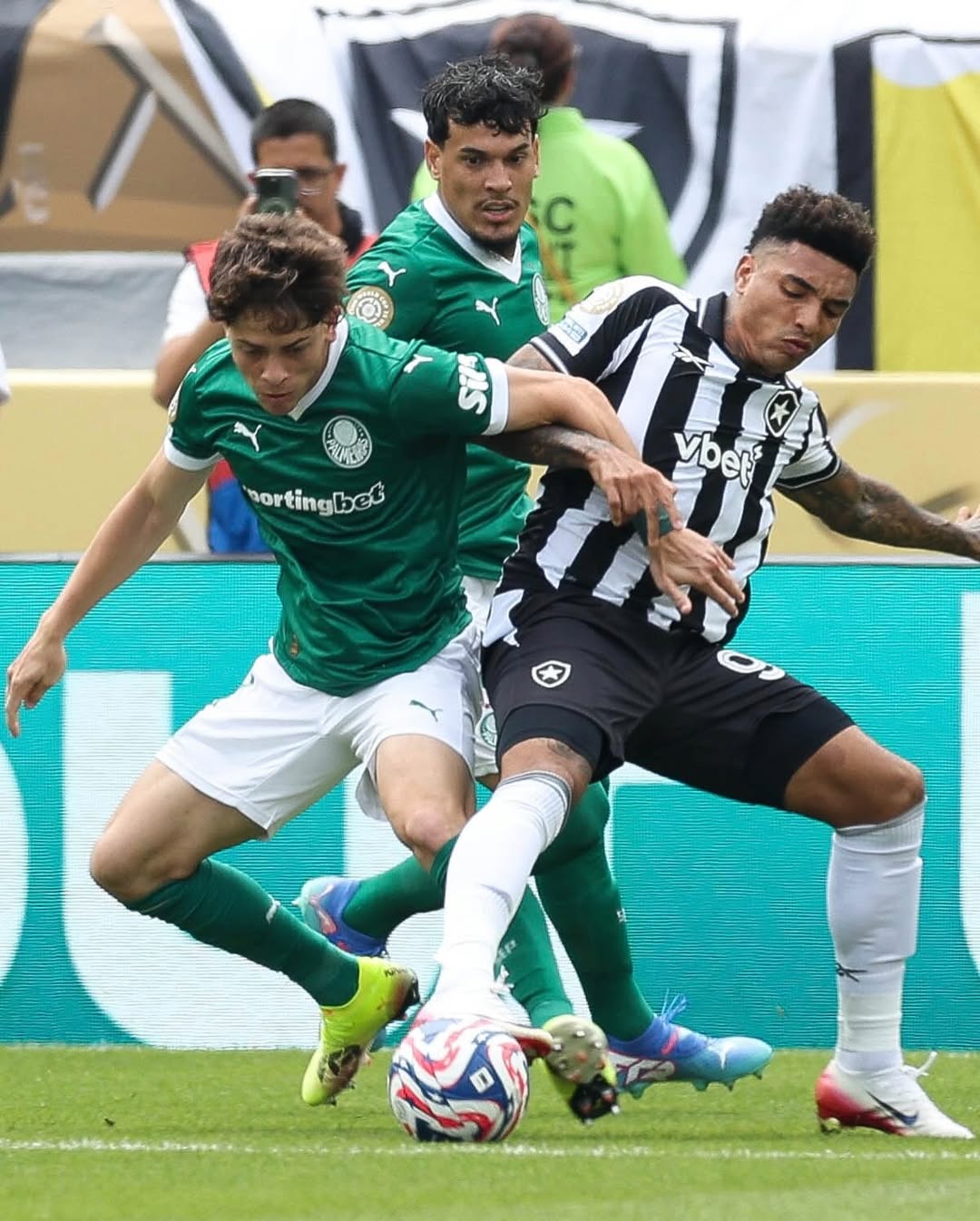 O Palmeiras enfrenta o Chelsea nas quartas de final do Mundial de Clubes após eliminar o Botafogo na fase anterior.