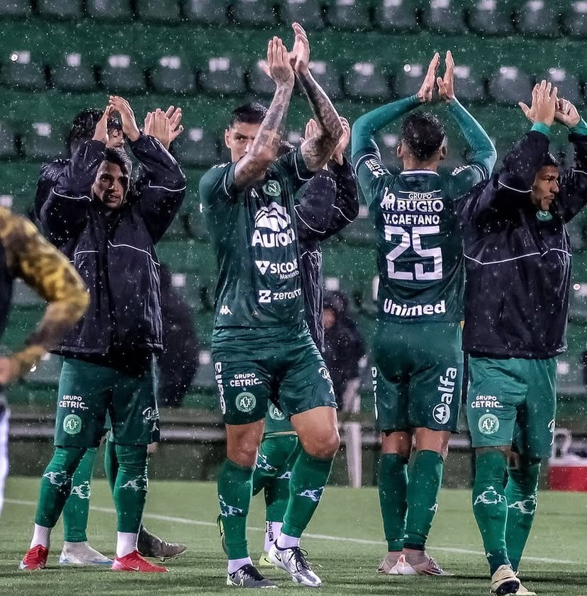 A segunda-feira (7) tem futebol ao vivo com jogos do Brasileirão, Eurocopa feminina e Copa Cosafa. Destaques para Operário-PR x Chapecoense e Espanha x Bélgica. Transmissões em Disney+, CazéTV e FIFA+.