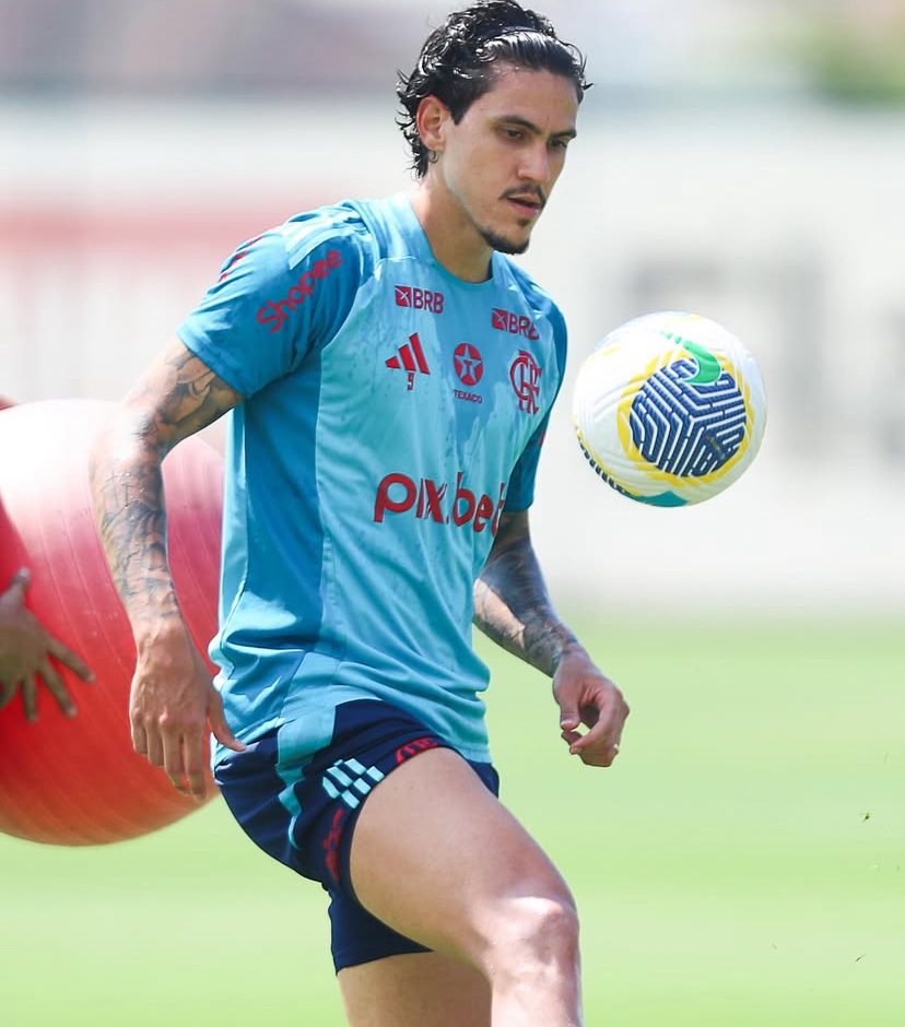 Pedro realiza atividade física durante treino do Flamengo no Ninho do Urubu.