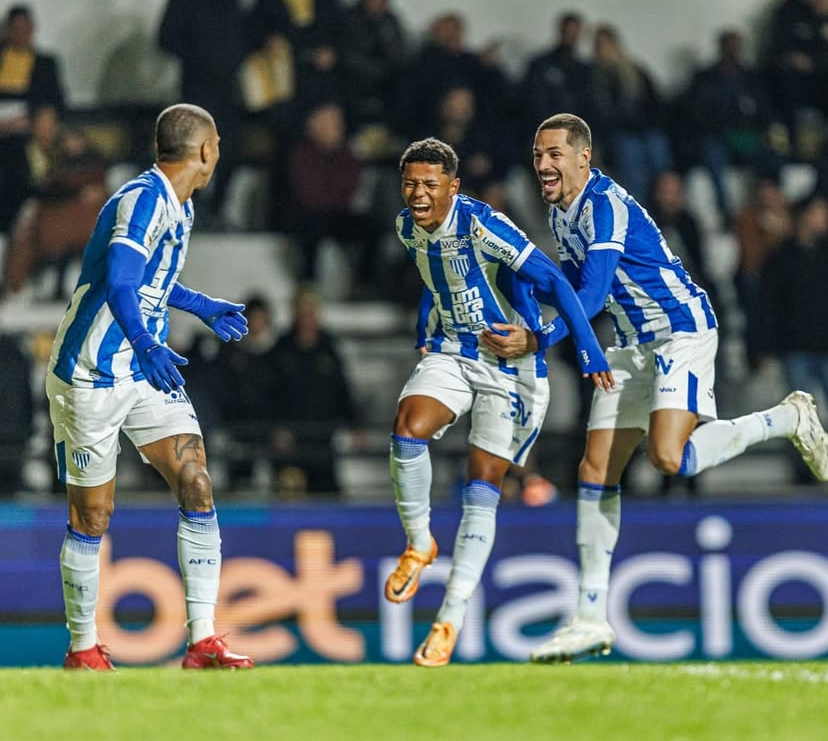 Jogadores do Avaí comemoram durante a partida com entusiasmo