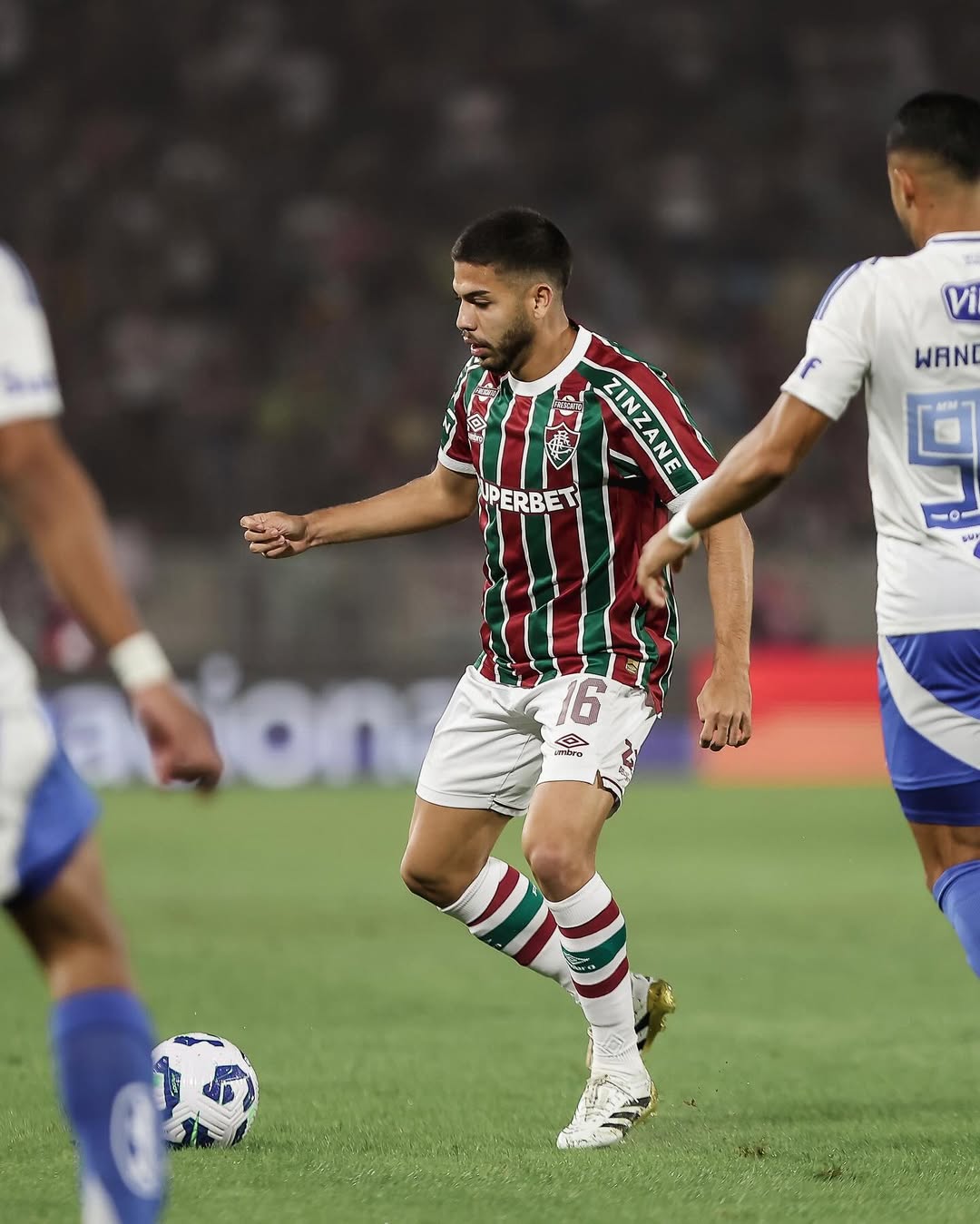 Jogador do Fluminense conduz a bola entre dois marcadores do Cruzeiro durante partida válida pela 14ª rodada do Campeonato Brasileiro, no Maracanã.