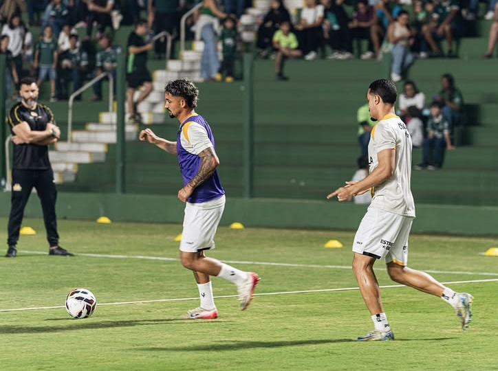 Atletas do Criciúma ajustam os últimos detalhes antes de entrar em campo pela Série B.