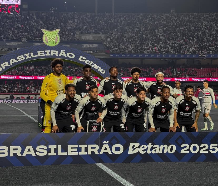 Jogadores do Corinthians posam para foto oficial antes da partida contra o São Paulo.