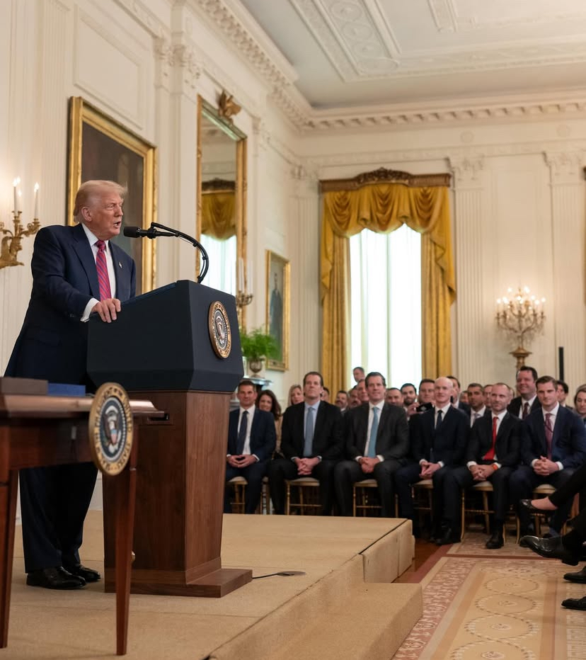 Donald Trump faz discurso para convidados na Casa Branca durante seu mandato.