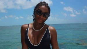 Simone Biles aposta em biquíni grifado e lança tendência no verão