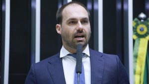 Eduardo Bolsonaro revela participação em reuniões e sanções dos EUA contra autoridades brasileiras