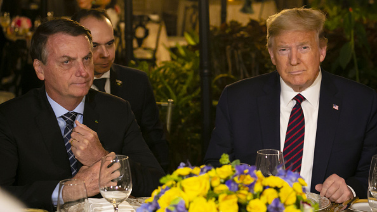 Jair Bolsonaro e Donald Trump durante um jantar no resort Mar-a-Lago | Reprodução/Eva Marie Uzcategui/Bloomberg /Getty Images Embed
