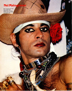 Ney Matogrosso em capa de revista, veste look de caubói, com chapéu e flor vermelha encaixada na orelha.