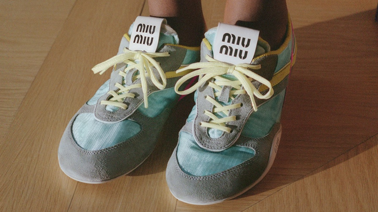 Tênis coloridos se destacam como tendência no inverno 2025 | Reprodução/Instagram/@miumiu