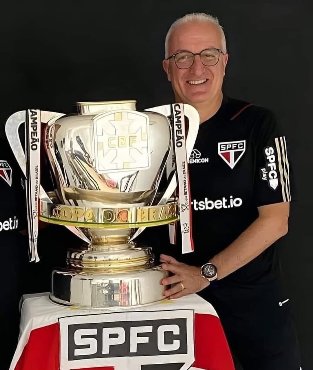 Técnico Dorival Junior após conquista da Copa do Brasil pelo São Paulo