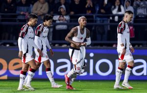 Wesley marca, Flamengo vence o Bragantino e encosta na liderança do Brasileirão