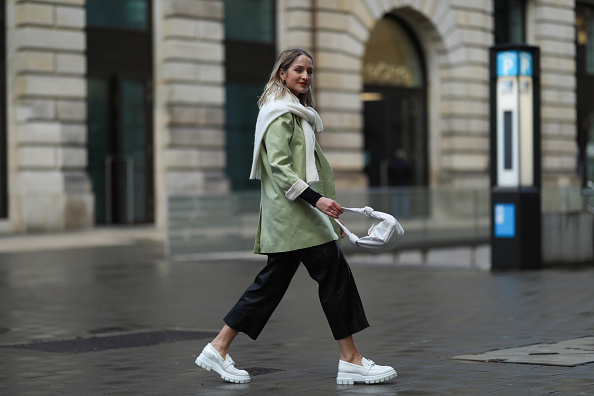 Louisa esbanjando beleza com um mocassim branco nas ruas de Hamburgo
(Foto: reprodução/Jeremy Moeller/Getty Images Embed)