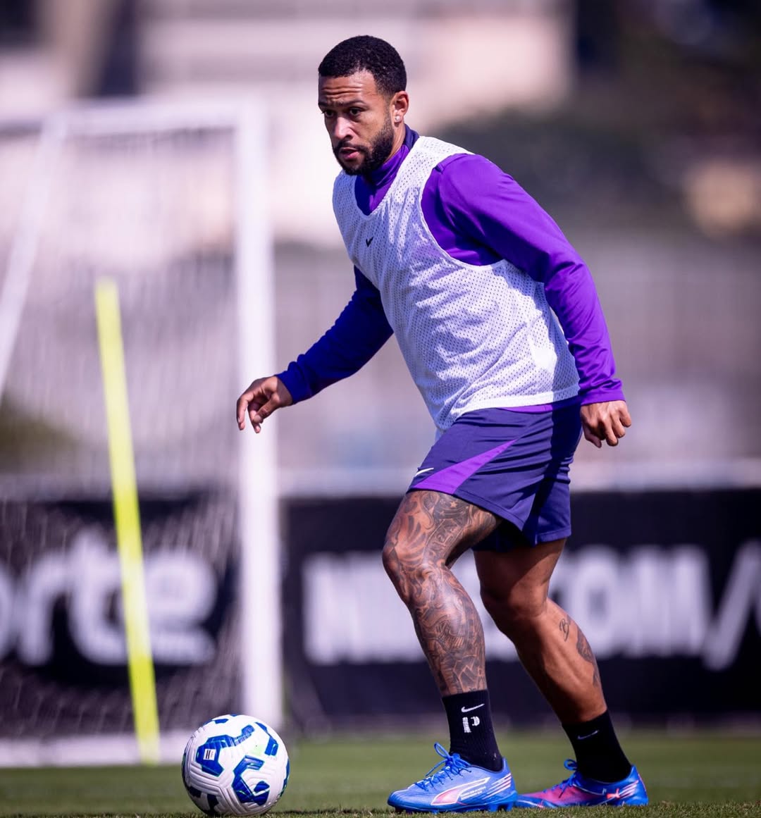 Elenco do Corinthians treina no CT e se prepara para volta do Brasileirão