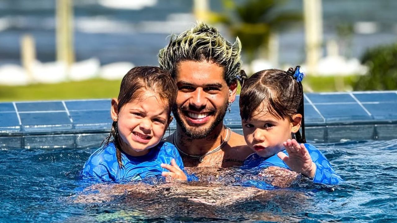 Zé Felipe joga celular de amigo na piscina e causa repercussão na web