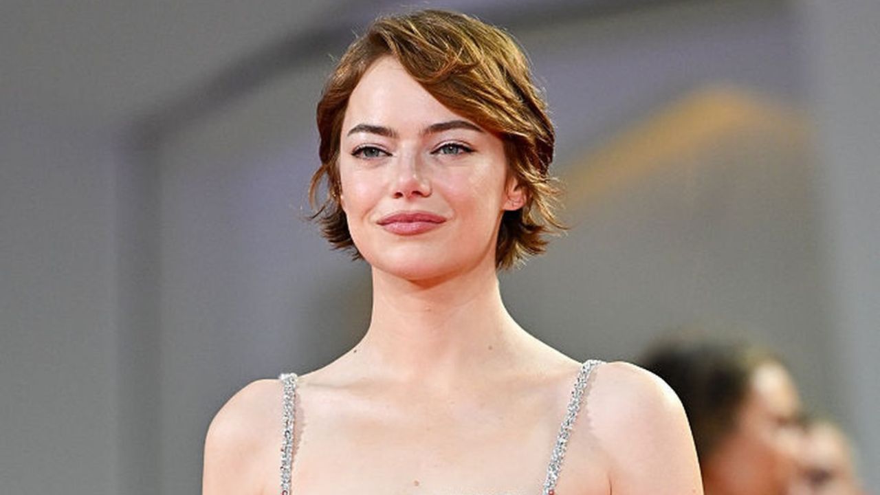 Emma Stone no tapete vermelho do Festival de Veneza I Reprodução/JB Lacroix/ Getty images embed