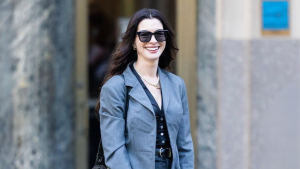 Anne Hathaway cai durante filmagens de O Diabo Veste Prada 2