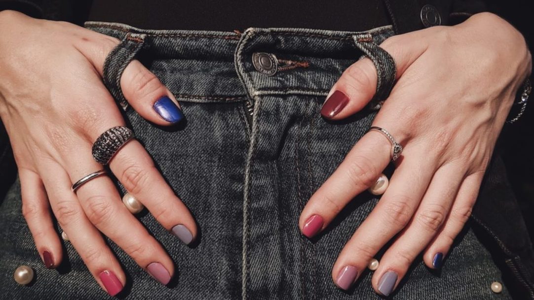 Unhas dos anos 90 voltam como tendência de manicure em 2025