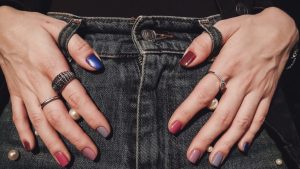 Unhas dos anos 90 voltam como tendência de manicure em 2025