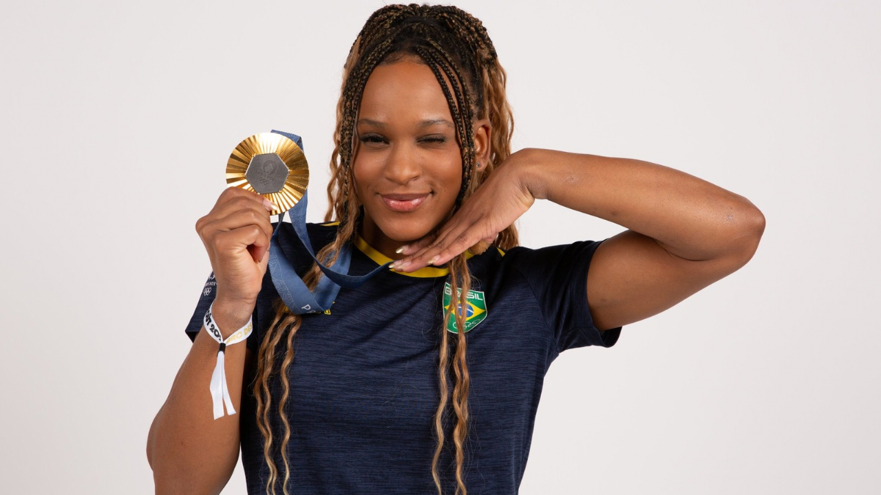Rebeca Andrade com sua medalha de ouro | Reprodução/x/@geglobo