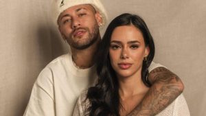 Neymar comemora vitória do Santos ao lado de Bruna Biancardi em jantar