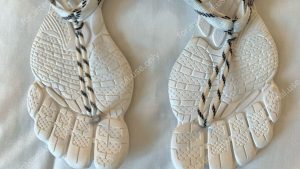 Balenciaga lança sandália em formato de pé