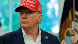 Trump volta a aparecer com maquiagem nas mãos após diagnóstico de doença venosa