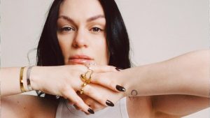 Jessie J adia turnê após cirurgia contra o câncer