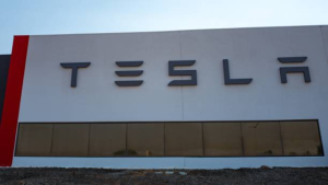 Tesla sofre em julgamento e vê ambições com robotáxis ameaçadas
