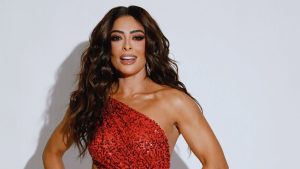 Juliana Paes recebe a coroa de rainha de bateria da Viradouro após 17 anos