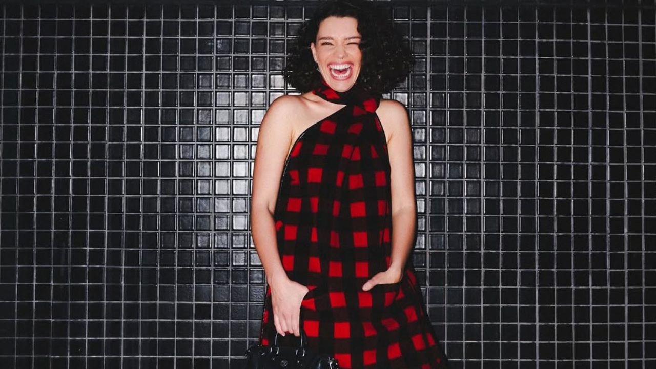 Bruna Linzmeyer vestida de Louis Vuitton em lançamento de série | Reprodução/Instagram/@brunalinzmeyer