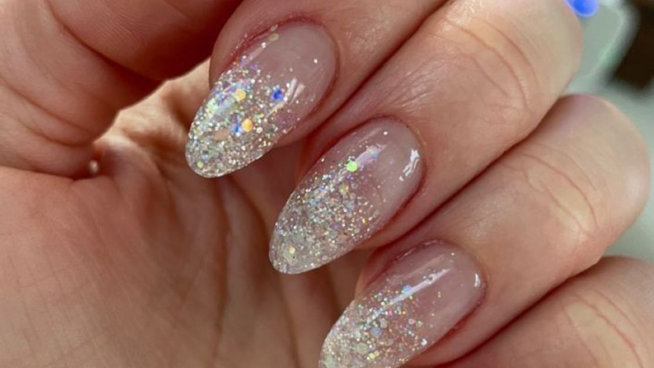 Esmalte com gliter | Reprodução/Pinterest/@dicaseunhas_