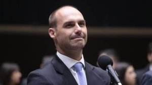 Deputado Eduardo Bolsonaro pede para exercer mandato nos EUA