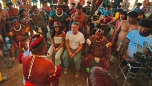Anitta e Luciano Huck participam de ritual Kuarup na aldeia Xingu