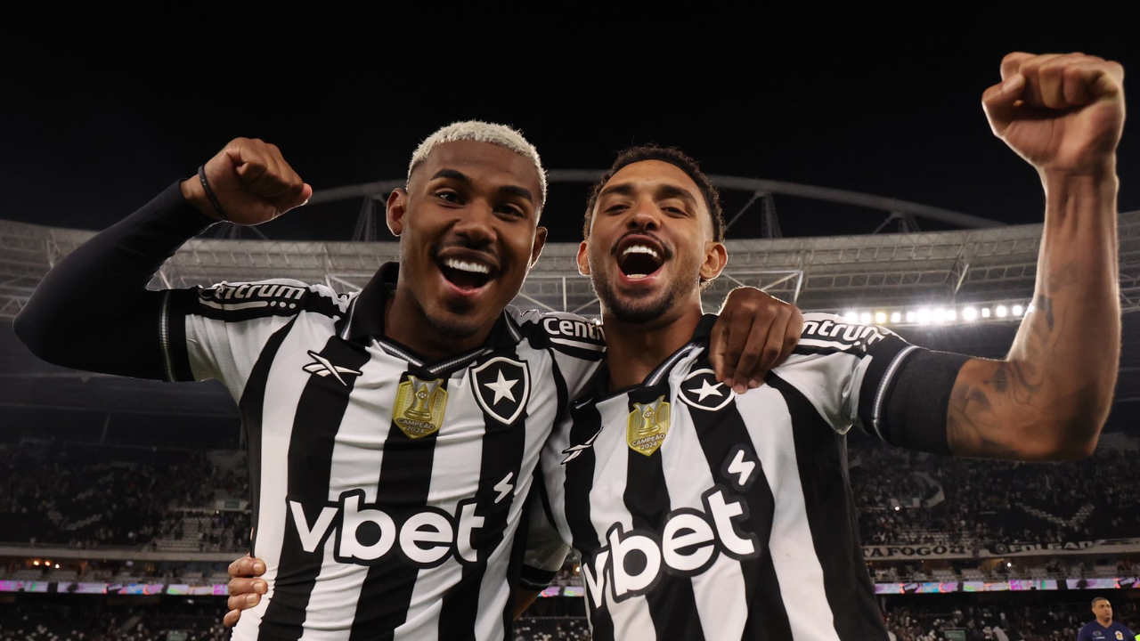 Cuiabano e Vitinho em jogo do Botafogo | Reprodução/X/@Botafogo