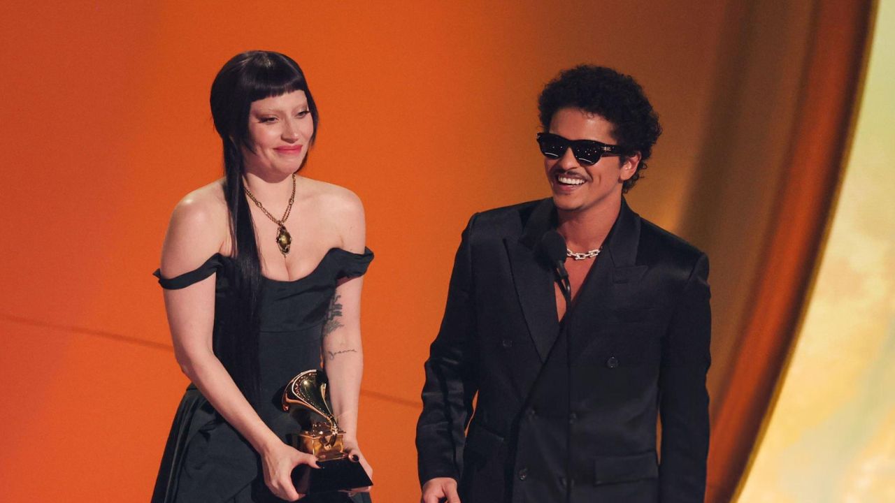 Die With a Smile vence Grammy 2025 | Reprodução/Kevin Mazur/Getty Images Embed