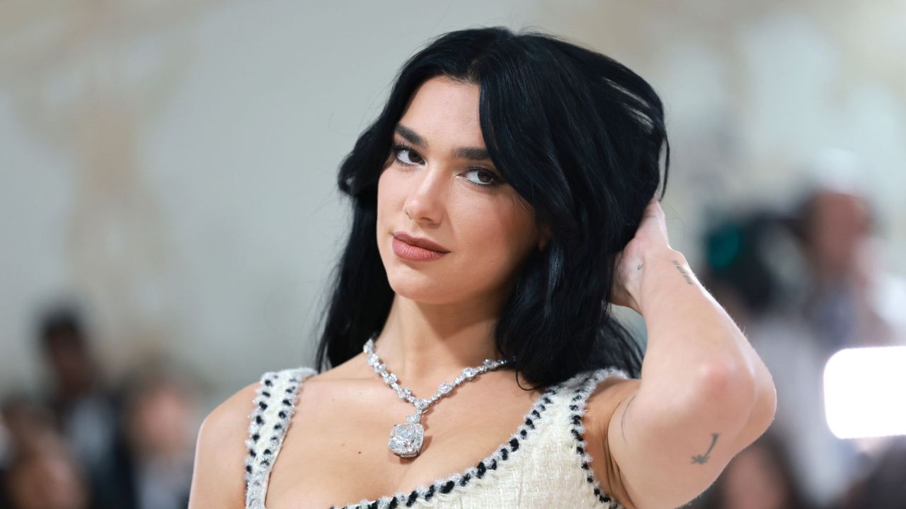 Dua Lipa durante Met Gala | Reprodução/Getty Images Embed/Theo Wargo