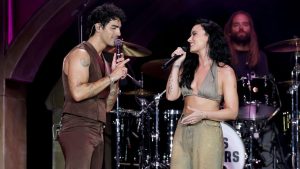 Demi Lovato conta bastidores de convite para cantar com os Jonas Brothers