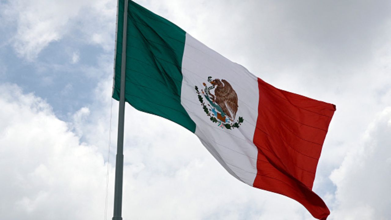 Bandeira mexicana | Reprodução/Alfredo Estrella/Getty Images Embed