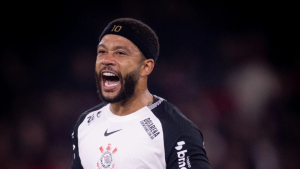 Vampeta apoia críticas de Memphis Depay ao gramado sintético