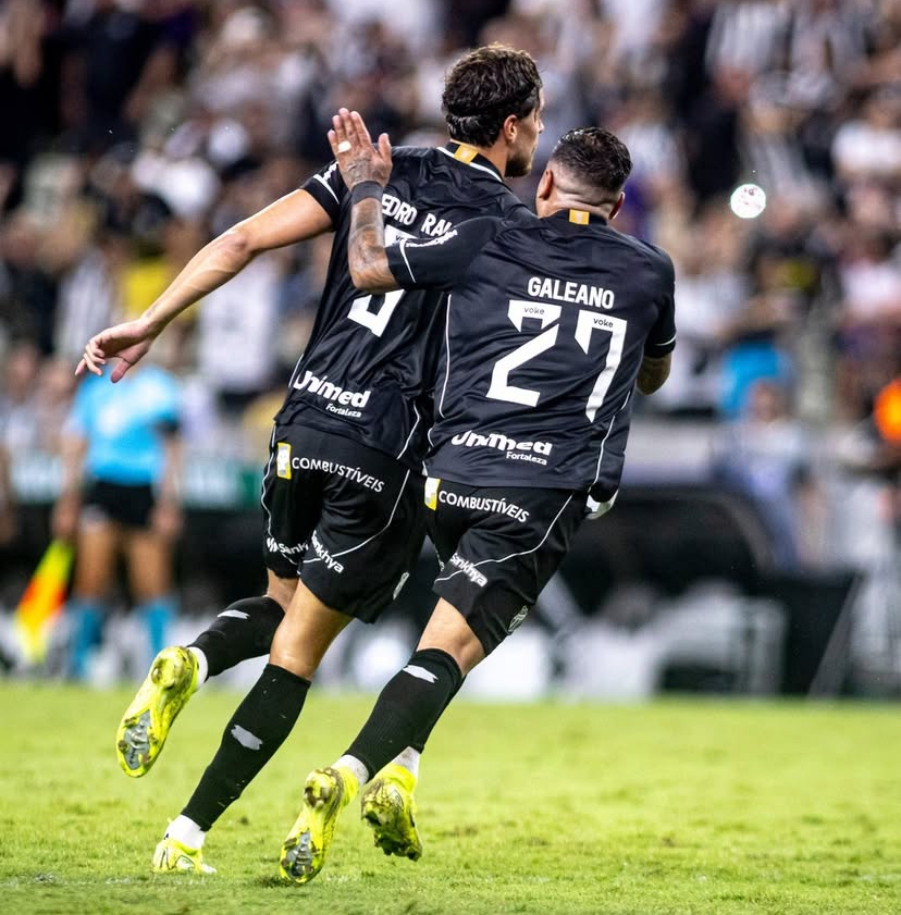 Jogadores do Ceará comemoram o gol de empate marcado por Pedro Raul contra o Flamengo, na Arena Castelão